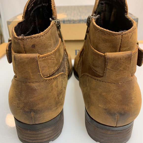 Born Chaval 9M Distressed Leather Booties with Buckle and crisscrossed straps - Picture 5 of 7